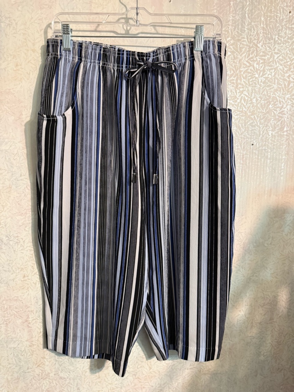 Jeno Neuman Petite Women’s Striped‎ Drawstring Capris - Black, White & Blue PXL